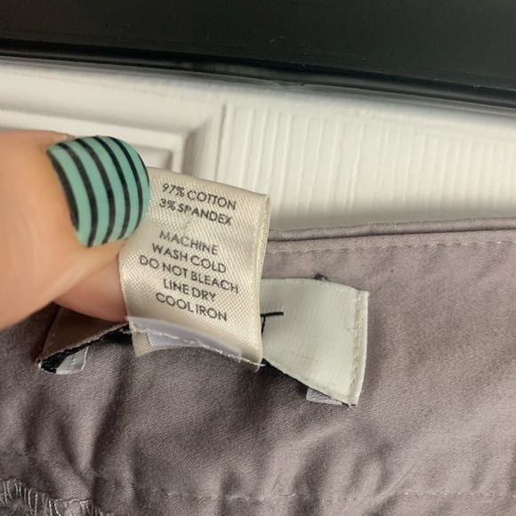 LOFT~ Size 2 EUC Gray Bermuda Shorts - Picture 4 of 4